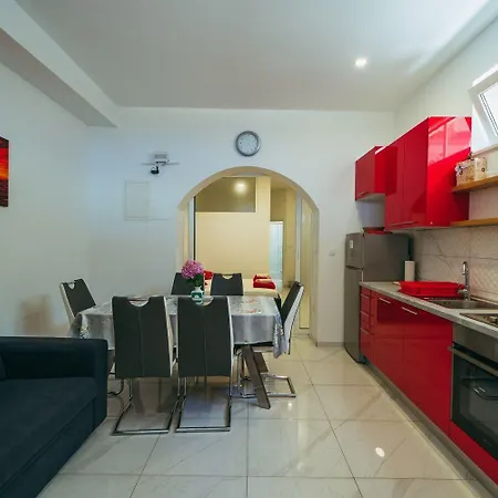 Apartment Lovre - Close To The Sea *