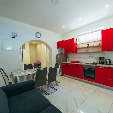 Lovre - Close To The Sea Apartment *