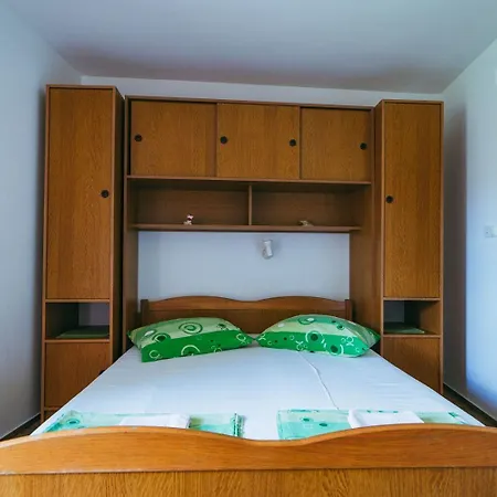 Apartment Lovre - Close To The Sea *