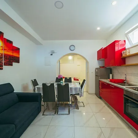 Apartment Lovre - Close To The Sea *