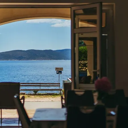 Apartment Lovre - Close To The Sea