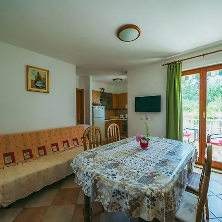 Apartment Lovre - Close To The Sea *